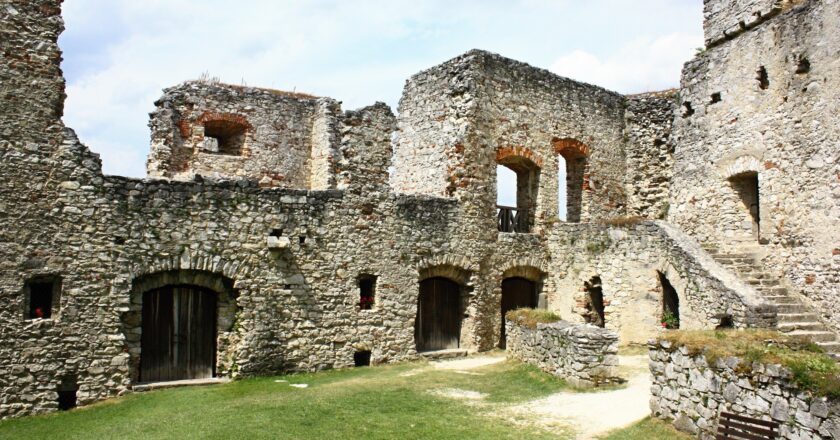 Hrad Rabí se stal námětem pro šestou zlatou pamětní minci