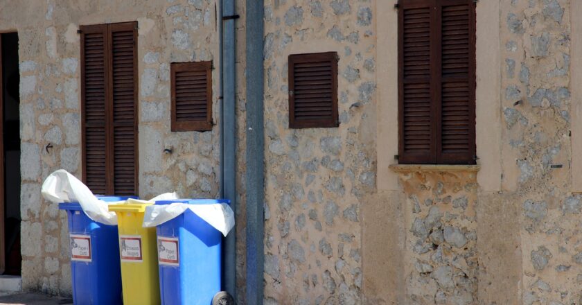 Květnové poplatky: Za odpad zaplatíme stejně jako loni, daň z nemovitosti řadě domácnostem narostla