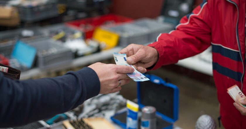 Trikolóra navrhla ústavní zakotvení práva hotovostních plateb