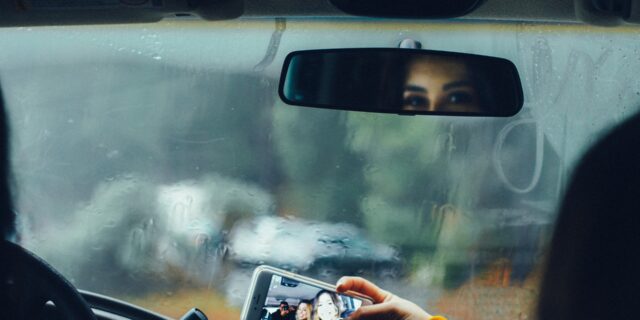 Nejmladší a nejméně zkušení řidiči jezdí rychleji a zaviňují tím i více nehod. Zastavit je má kampaň Zpomal, ještě je brzo