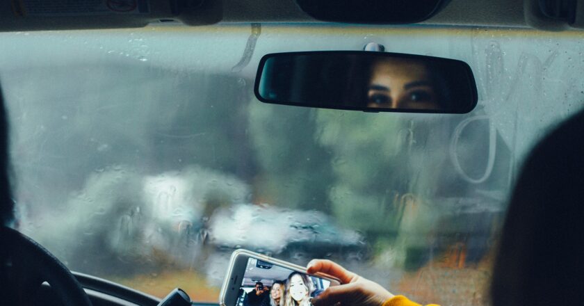 Nejmladší a nejméně zkušení řidiči jezdí rychleji a zaviňují tím i více nehod. Zastavit je má kampaň Zpomal, ještě je brzo