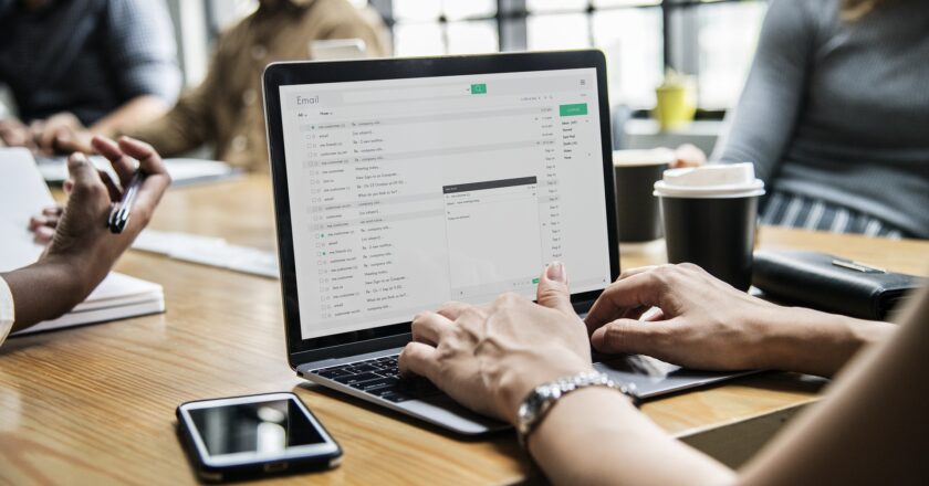 V IT rostly nejvíce mzdy programátorům