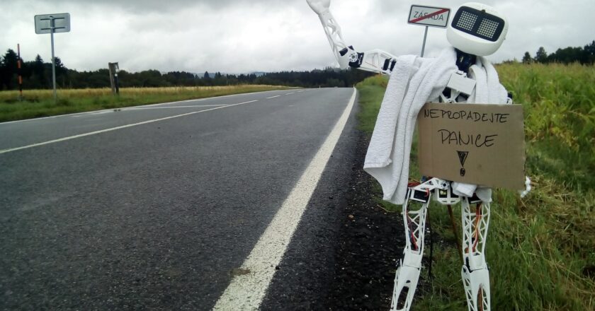 Robotka Matylda jede stopem do Pelhřimova. Sledujte ji online