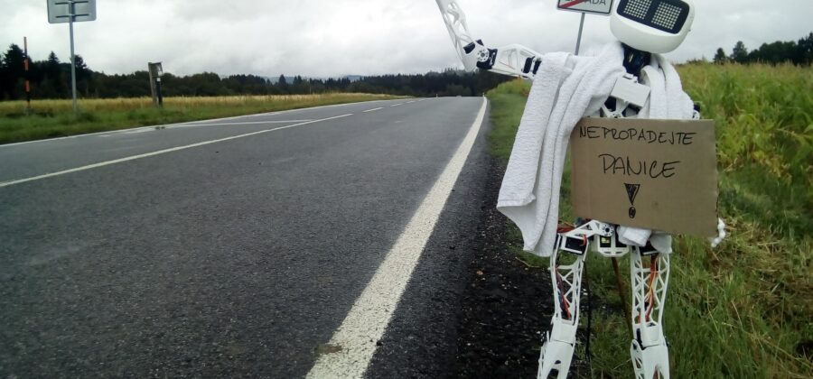 Robotka Matylda jede stopem do Pelhřimova. Sledujte ji online