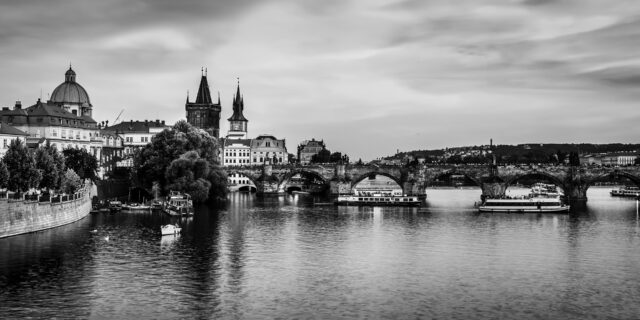 Schmarcz: Temné mraky nad Prahou: Vláda sice prosadila rozpočet, ale musela čelit stávkám a debatě o cenách energií, přičemž nebyla moc úspěšná