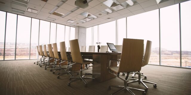 Ministerstva zruší stovky míst, skončí někteří odborní náměstci