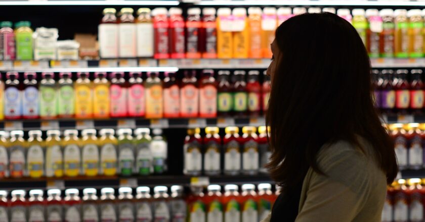 Češi kvůli inflaci mění spotřební chování. Častěji nakupují ve slevách a omezují větší investice