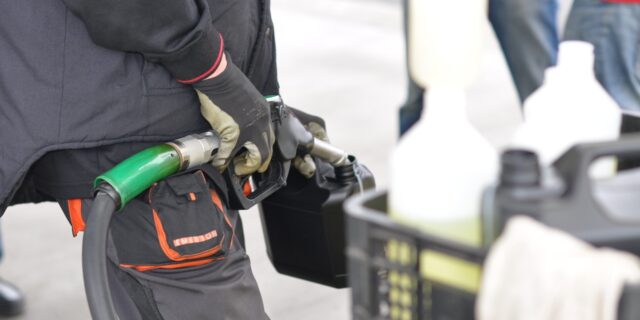 Pohonné hmoty v Česku v uplynulém týdnu dál o haléře zdražily