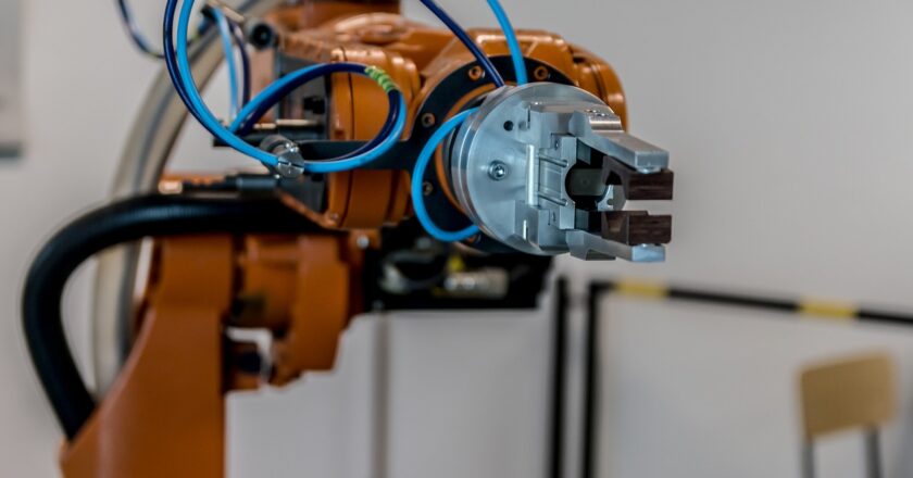 Firmy letos navýší investice do technologií nahrazujících lidskou práci