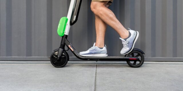 Stoupá počet „elektro“ nehod, především na koloběžkách. Pro ty silné se v roce 2024 změní pravidla