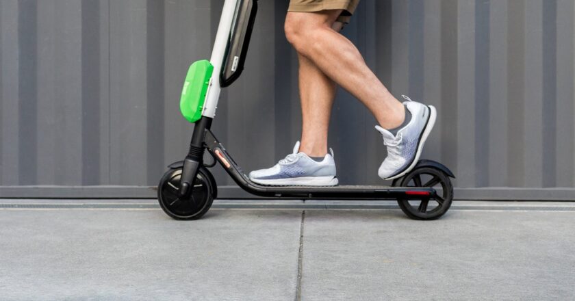 Stoupá počet „elektro“ nehod, především na koloběžkách. Pro ty silné se v roce 2024 změní pravidla