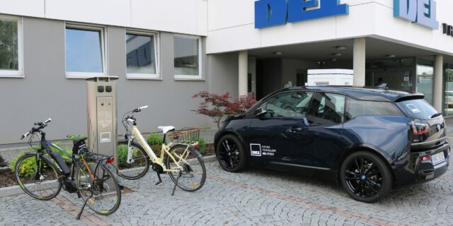 Společnost DEL představila novou samoobslužnou dobíjecí stanici