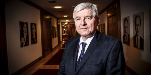 Guvernér nesmí kritizovat vládu?