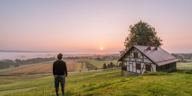 Nezvykle dlouhá chalupářská sezona končí, Češi ale stále mají peníze i chuť nakupovat