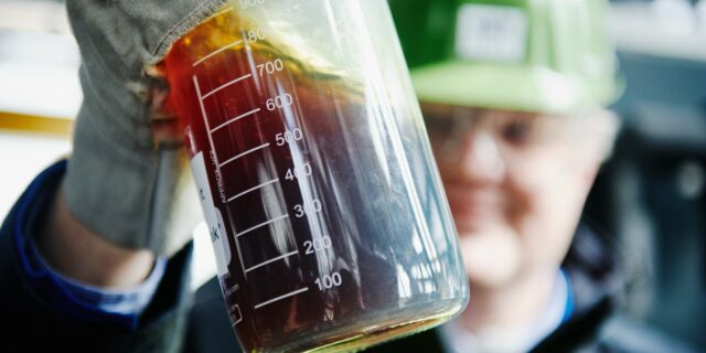 Recyklační jednotka vyrábí syntetickou ropu z použitých plastů