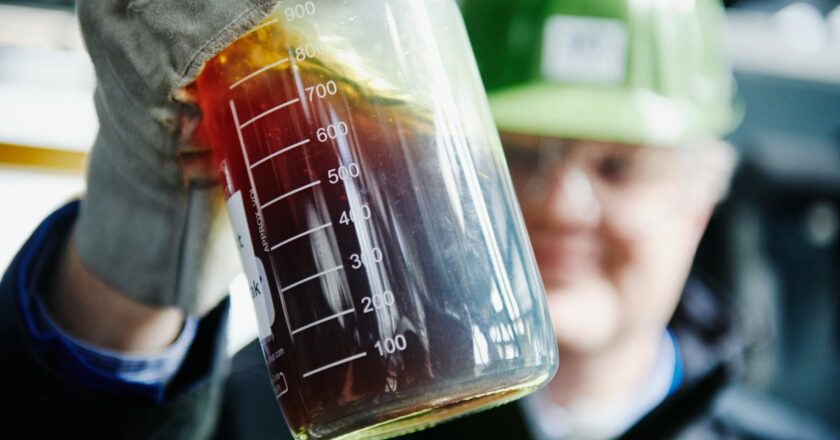 Recyklační jednotka vyrábí syntetickou ropu z použitých plastů