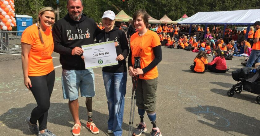 Sberbank přispěla sto tisíc korun na sportovní protézy Evičce