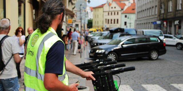 Na správné parkování koloběžek Lime dohlédnou nově „patroleři“