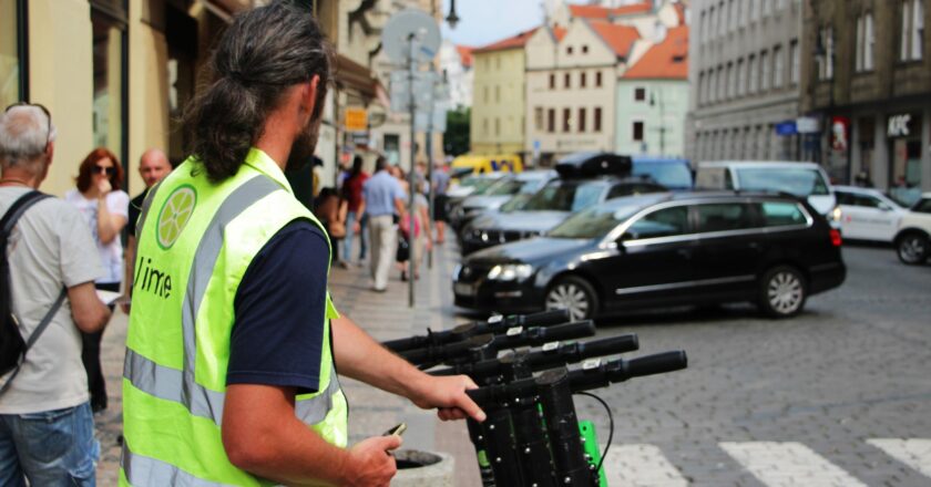 Na správné parkování koloběžek Lime dohlédnou nově „patroleři“