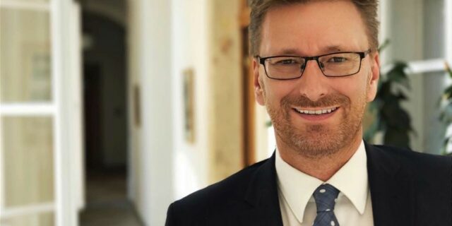 Povinnost nahrávat rozhovory s klienty prý ohrozí jejich soukromí