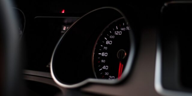 Nabízení služeb stáčení tachometrů na internetu