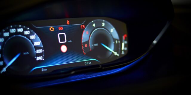 Přes zákaz stáčení tachometrů jsou nabídky stále na internetu