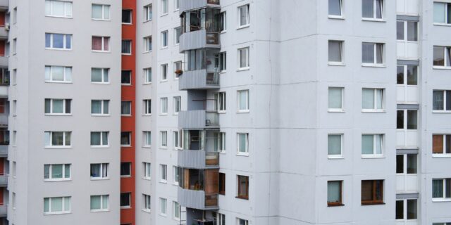 Paneláky v městech kolem Prahy zdražují rychleji než ty v hlavním městě