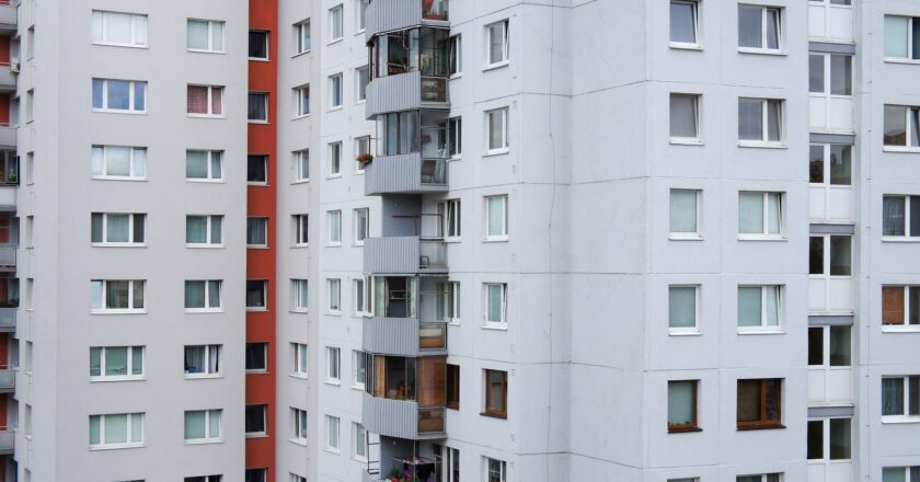 Paneláky v městech kolem Prahy zdražují rychleji než ty v hlavním městě