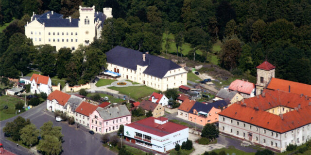 Nejdřív žil v paneláku a pracoval v bance, pak si koupil rodový zámek