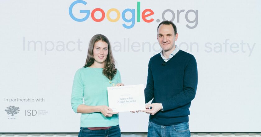 Česká neziskovka Jules a Jim bude pomáhat učitelům chránit děti na internetu
