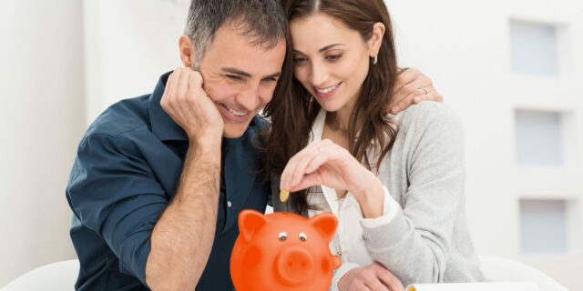 Češi si měsíčně odkládají víc peněz než Slováci. V důchodu chtějí mít ušetřené miliony, investuje ale jen polovina z nich