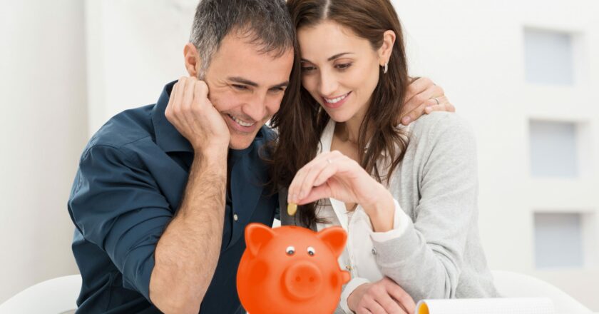 Češi si měsíčně odkládají víc peněz než Slováci. V důchodu chtějí mít ušetřené miliony, investuje ale jen polovina z nich