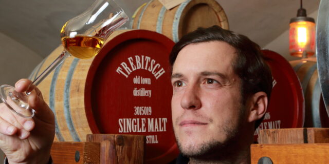 Až osmdesát procent barvy a chuti whisky dělají právě sudy