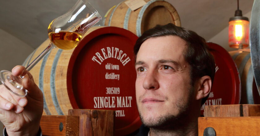 Až osmdesát procent barvy a chuti whisky dělají právě sudy