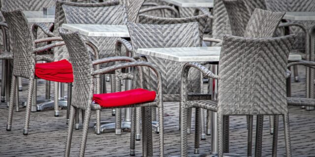 Jednání vlády: Uzavření obchodů i restaurací bude platit do 11. dubna