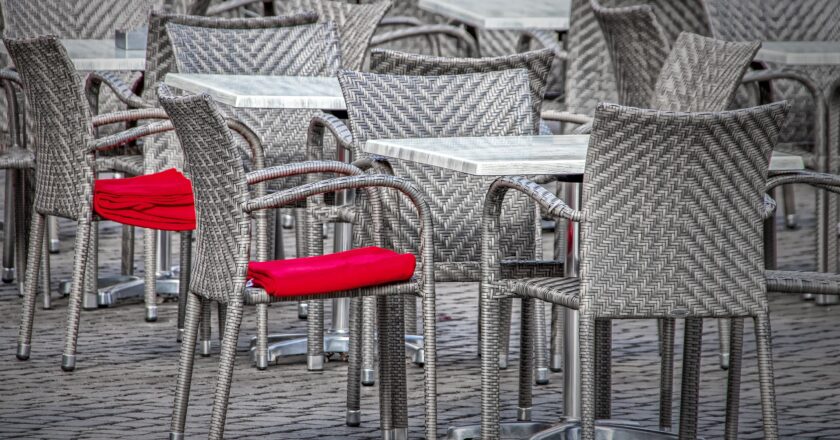 Jednání vlády: Uzavření obchodů i restaurací bude platit do 11. dubna