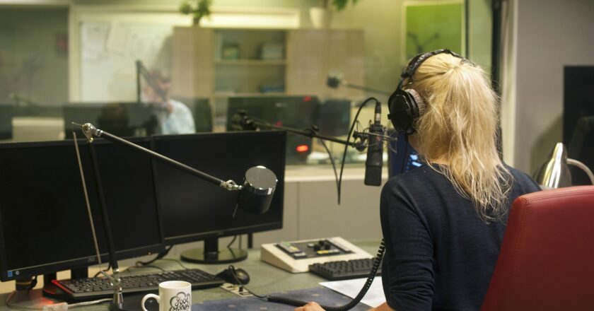 Poslanci budou volit nové radní České televize a Českého rozhlasu