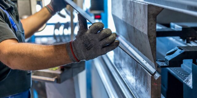 Experti: Státní podpora firem, které nepřerušily provoz,dává smysl