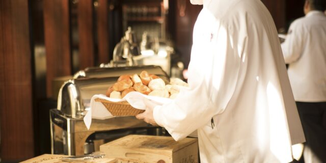 Češi si chtějí brigádou přivydělat ke stávajícímu příjmu, firmy ale nabízí zejména celé úvazky