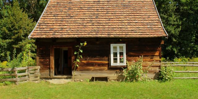 Chalupy jsou teď v kurzu, prodej ostatních nemovitostí dramaticky klesl