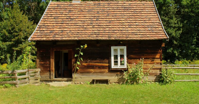 Chalupy jsou teď v kurzu, prodej ostatních nemovitostí dramaticky klesl