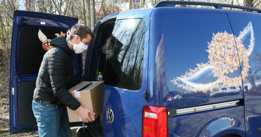 Organizace Podané ruce a Sazka rozvážely roušky po domovech seniorů