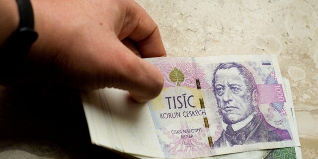 Bankovní úvěry klesly v prosinci o 620 miliard na 5,61 bilionu korun