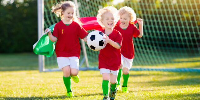 Skoro 60 % rodičů počítá se zdražením mimoškolních aktivit, někteří je proto budou muset omezit