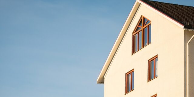 Základní úrokové sazby stále klesají, hypotéky přesto nezlevňují