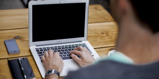 Schmarcz: Brusel utužuje kontrolu nad internetem. Tentokrát cenzoři nemíří na sociální sítě, ale na média. Vrací se ÚTISK - Úřad pro tisk a informace?