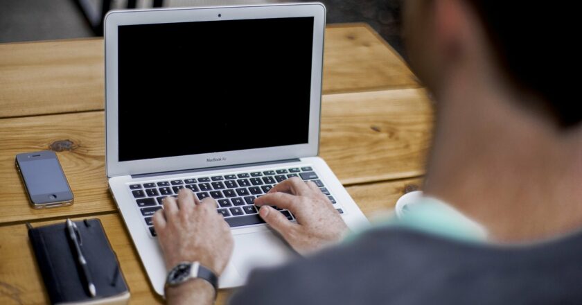 Schmarcz: Brusel utužuje kontrolu nad internetem. Tentokrát cenzoři nemíří na sociální sítě, ale na média. Vrací se ÚTISK – Úřad pro tisk a informace?