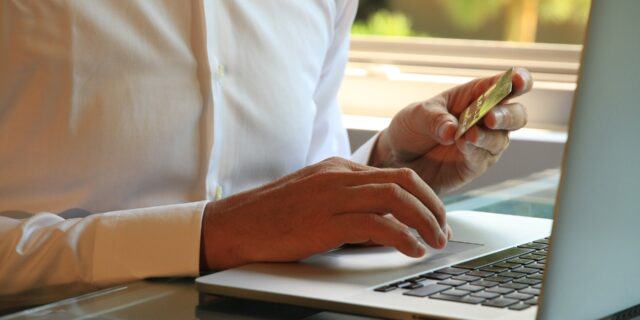 Online nákupy překvapivě neklesly ani o prázdninách