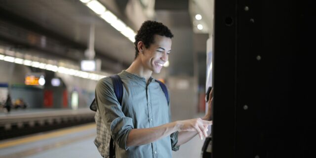 Devět z deseti Čechů platí pravidelně hotovostí, v počtu bankomatů zaostáváme 