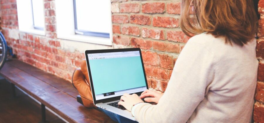 Pětina lidí běžně pracuje přesčas, každý druhý nedokáže po práci „vypnout“